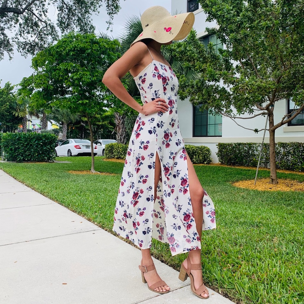 Floral printed off white summer dress. Size M. F21